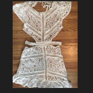 Delicate lace white backless dress